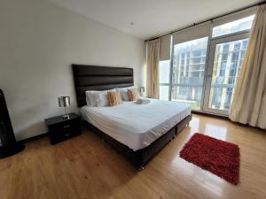 1 dormitorio con cama grande y ventana grande en M402- Apartaestudio tipo loft en el norte (Av 19), en Armenia