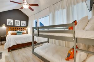 sypialnia z 2 łóżkami piętrowymi i wentylatorem sufitowym w obiekcie Copper Mountain Vacation Rental Walk to Ski Lift! w mieście Frisco