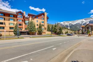 pusta ulica przed hotelem z górami w obiekcie Copper Mountain Vacation Rental Walk to Ski Lift! w mieście Frisco