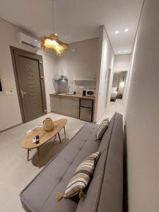 een woonkamer met een bank en een tafel bij Phoenix Apartments Parga in Parga