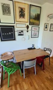 una habitación con una mesa de madera y algunas fotos en la pared en Casa de Svana Bratislava, en Bratislava