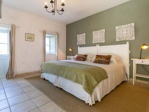 Un dormitorio con una cama grande y una lámpara de araña. en La Balie, en Salles 66 fotos más
