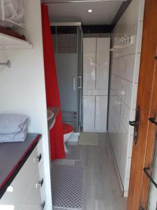 une salle de bain avec douche et toilettes dans l'établissement Studio indépendant, à Saint-Illiers-la-Ville