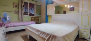 um quarto com uma cama, uma mesa e uma ventoinha em A&K Sea view apartament 7 em Durrës