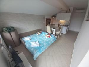a bedroom with a bed with flowers on it at Apartmani Gracijela in Karlobag