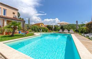 uma piscina num quintal com cadeiras e uma casa em Gorgeous Apartment In Izola With Kitchen em Izola