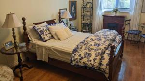 - une chambre avec un lit et une couette bleue et blanche dans l'établissement Greater Toronto B&B, à Oakville