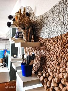 a room with shelves with vases and a wall at La Casa Degli Specchi-villetta con due giardini in La Maddalena +27 photos