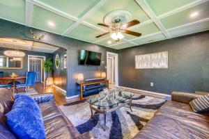 ein Wohnzimmer mit einem Sofa und einem Tisch in der Unterkunft Jacksonville Vacation Rental with Deck! in Jacksonville