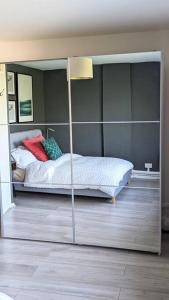 ロンドンにあるStylish 2 bedroom flat in Angel Central Locationのベッドルーム1室(ベッド1台付)