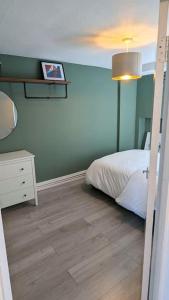 a bedroom with a bed and a lamp and a wooden floor at Stylish 2 bedroom flat in Angel Central Location in London
