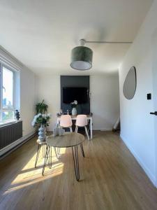 a living room with a table and a dining room at Stylish 2 bedroom flat in Angel Central Location in London