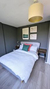 ロンドンにあるStylish 2 bedroom flat in Angel Central Locationのベッドルーム(ランプ付きの白い大型ベッド1台付)
