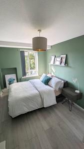 a bedroom with a white bed and a window at Stylish 2 bedroom flat in Angel Central Location in London
