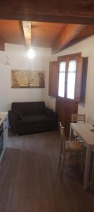 sala de estar con sofá y mesa en MIRTO di Sardegna, en Assemini
