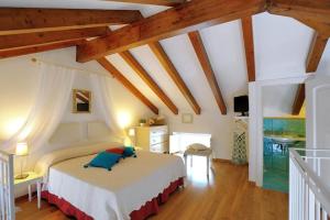 una camera con letto in una stanza con soffitti in legno di Loft Apartments by AMALFIVACATION ad Amalfi