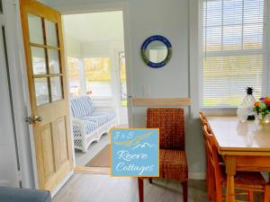 eine Küche mit einem Tisch und einem Schild in einem Zimmer in der Unterkunft Premier Waterfront Cottage 2 in Riverhead