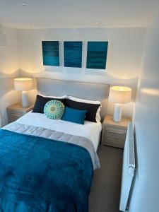 クライストチャーチにあるSanctuary By The Seaのベッドルーム1室(大型ベッド1台、ランプ2つ付)