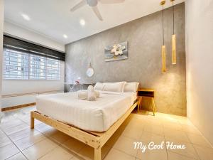 タナ・ラタにある[Muji-Style Apartment] @ Cameron Jaya (3R2B) 8 paxの部屋にある大きな白いベッドのある寝室