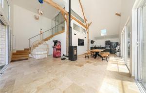 ein Wohnzimmer mit einem Kamin und einem Tisch in der Unterkunft Le Loft De La Grange 