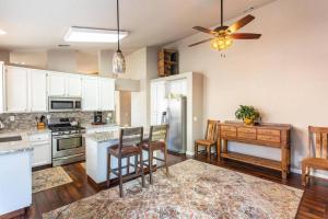 uma cozinha com armários brancos e uma mesa com cadeiras em Cozy Home in the Heart of Elk Grove em Elk Grove
