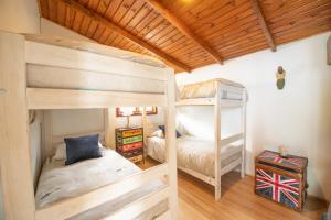a bedroom with two bunk beds in a room at Cabaña En la Playa in Maitencillo