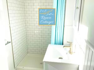 Bilik mandi di Premier Waterfront Cottage 3