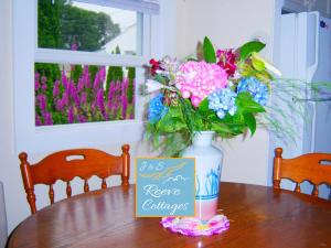 Gambar di galeri bagi Premier Waterfront Cottage 3 di Riverhead +40 gambar