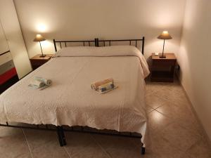 - une chambre avec un grand lit et 2 tables de chevet dans l'établissement CASA VACANZE ALBA, à Pozzallo