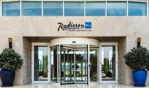 um edifício com duas portas giratórias à sua frente em Radisson Blu Resort & Spa, Malta Golden Sands em Mellieħa