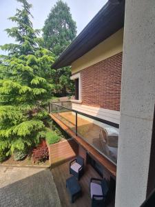un balcón de una casa con sillas azules y árboles en Golf & Pool, en Basozábal