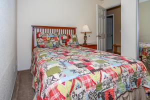 um quarto com uma cama com uma colcha colorida em Ben's Cool Cabin - Phenomenal views and an ideal location close to all the local attractions! em Big Bear Lake