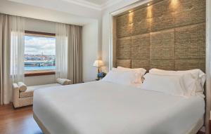 Кровать или кровати в номере NH Collection A Coruña Finisterre