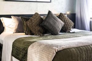 una cama con muchas almohadas encima en Art Hotel Transamerica Collection en Porto Alegre