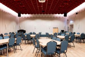 sala konferencyjna ze stołami, krzesłami i pianinem w obiekcie Scandic City w mieście Fredrikstad