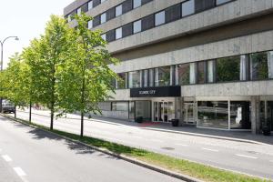 een lege straat voor een gebouw bij Scandic City in Fredrikstad