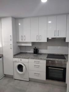 Kuchyňa alebo kuchynka v ubytovaní Sunny Guadalmina Apartment