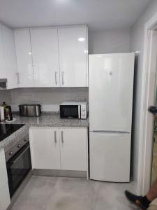 Kuchyňa alebo kuchynka v ubytovaní Sunny Guadalmina Apartment