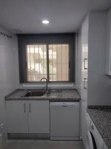 Kuchyňa alebo kuchynka v ubytovaní Sunny Guadalmina Apartment