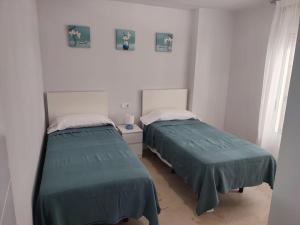 Posteľ alebo postele v izbe v ubytovaní Sunny Guadalmina Apartment