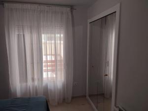 Posteľ alebo postele v izbe v ubytovaní Sunny Guadalmina Apartment