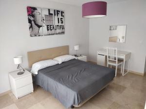 Posteľ alebo postele v izbe v ubytovaní Sunny Guadalmina Apartment