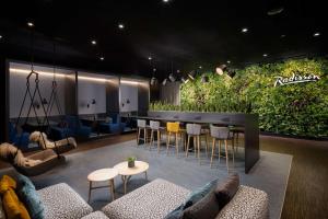 Radisson Hotel & Suites Zurich的休息区