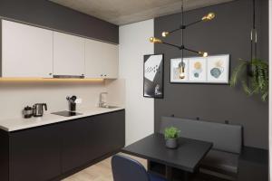 Radisson Hotel & Suites Zurich的厨房或小厨房