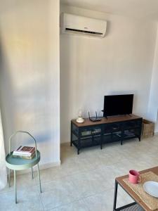 En TV eller et underholdningssystem på Apartamento Delta del Ebro