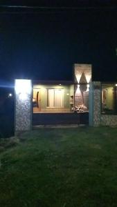 een huis 's nachts met lichten aan de zijkant bij hospedaje vicenzo in Melo