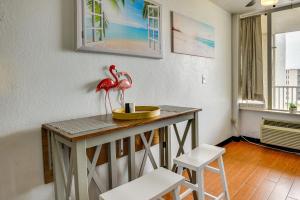 Χώρος καθιστικού στο Ocean Jewels Resort Studio with Community Perks!