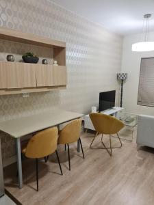 um quarto com uma mesa, cadeiras e uma secretária em Modern One Bedroom Apartment in Rivonia em Joanesburgo