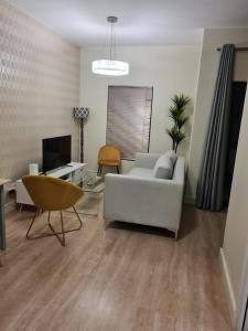 Et sittehjørne på Modern One Bedroom Apartment in Rivonia