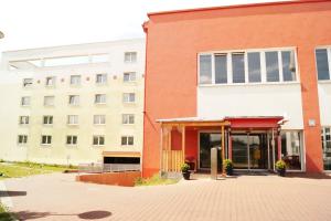 ein Backsteingebäude mit einem rot-weißen Gebäude in der Unterkunft Hotel Reuterhof in Darmstadt